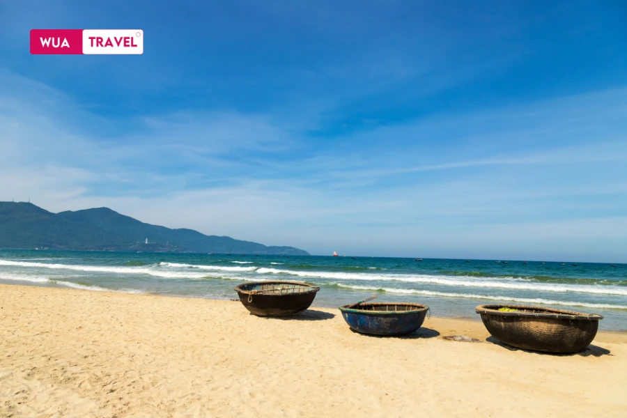  Da Nang beach – clear skies and gentle waves on a summer day.