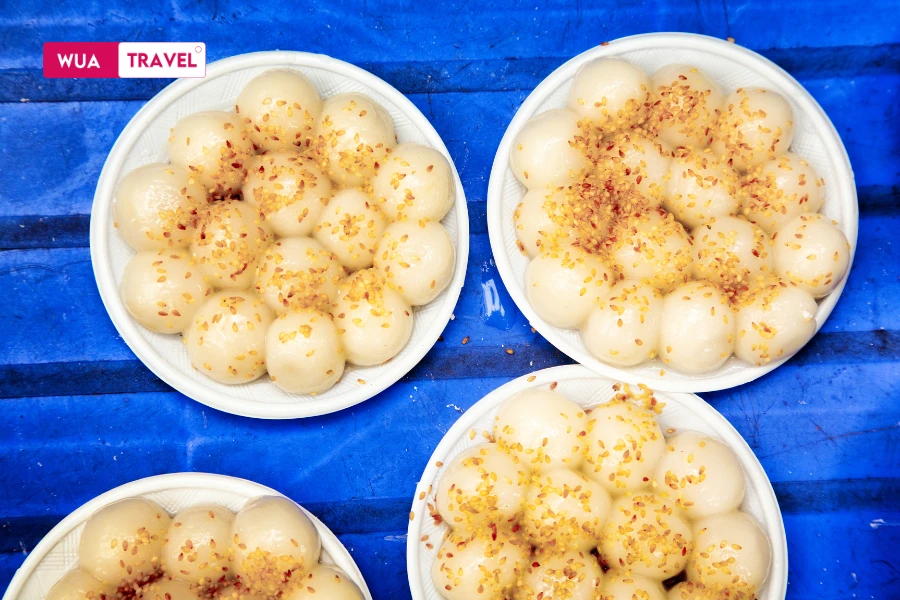 Banh troi – a rustic Vietnamese dessert on the bustling streets