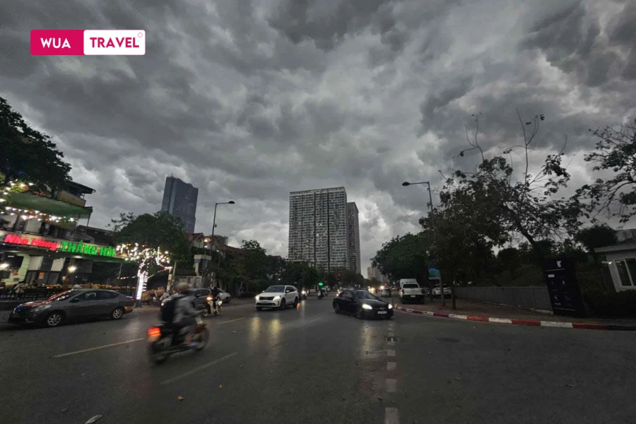  A sudden thunderstorm rolls into Hanoi – nature’s dramatic moment.