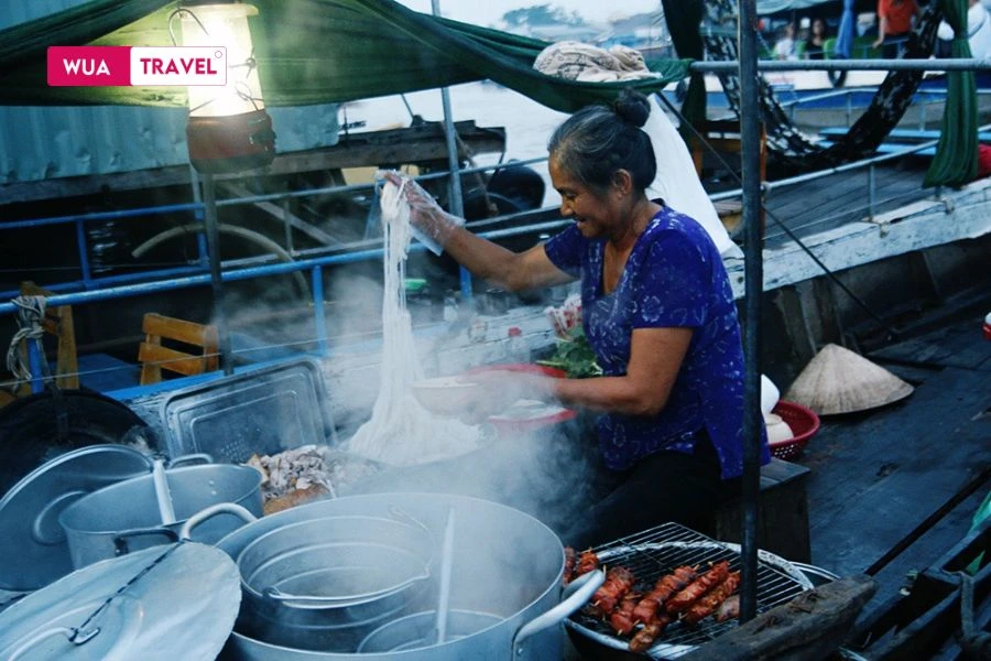 Breakfast at Cai Rang Floating Market – a unique culinary experience on the Mekong waters.
