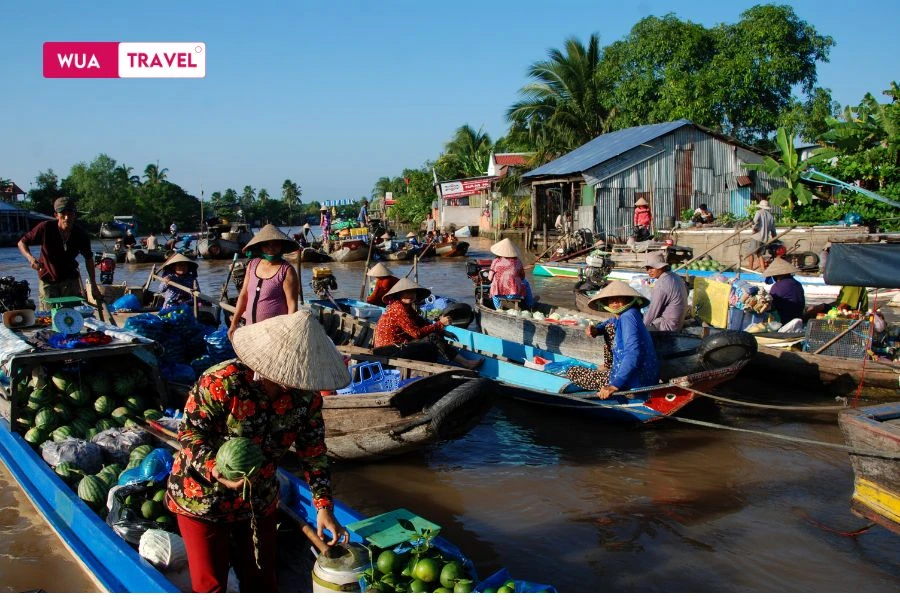Cai Rang Floating Market – bustling boats and the rich flavor of river life.