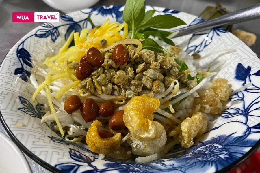 Hue clam rice – a rustic dish with the essence of the ancient capital.