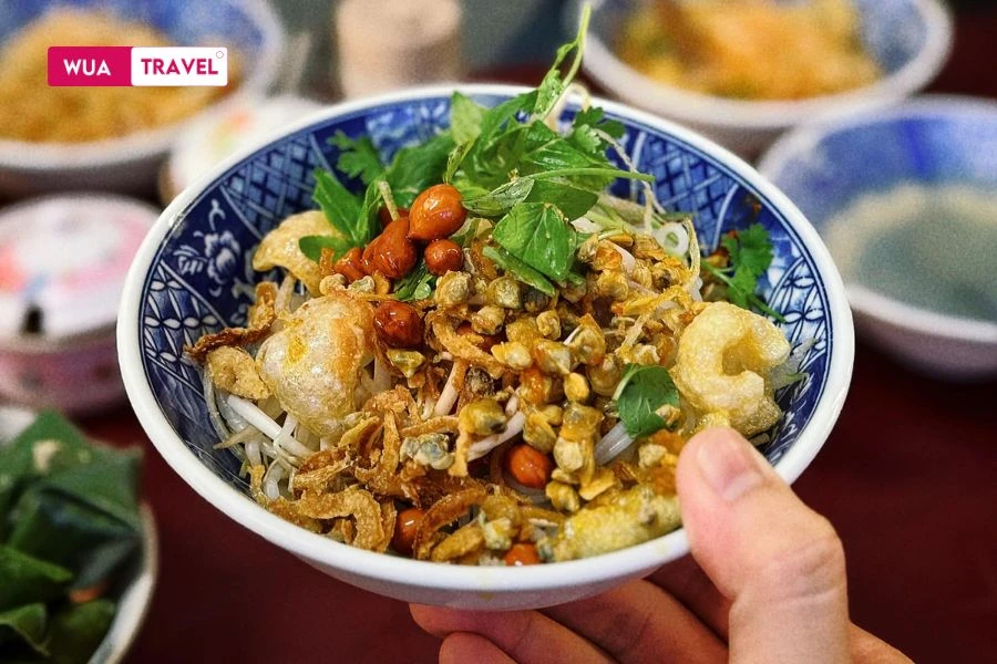 Hue clam rice – a rustic dish with the essence of the ancient capital.