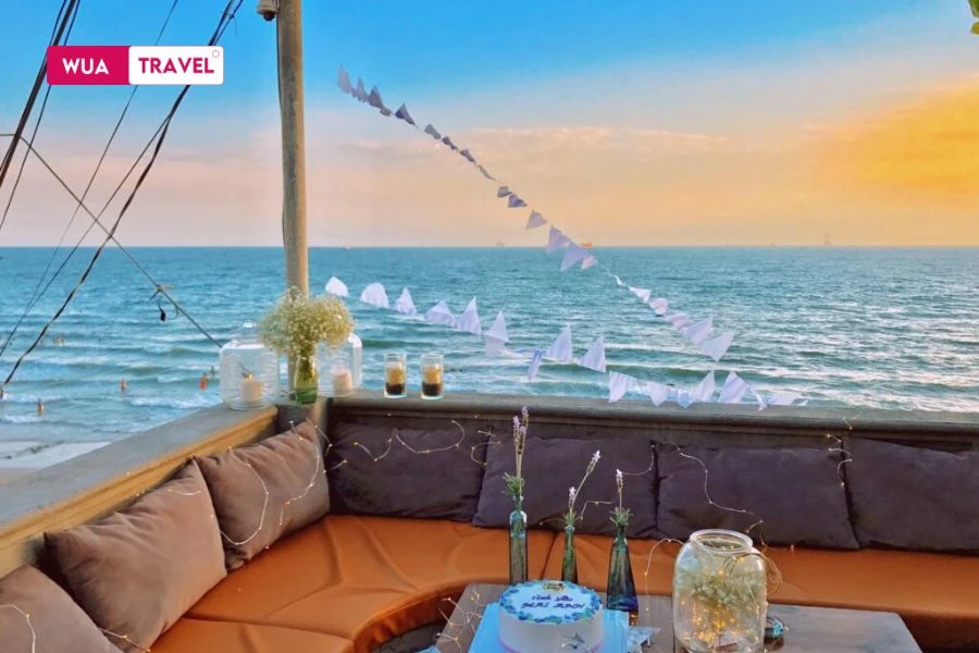 Seaside eatery in Da Nang – fresh seafood, ocean breeze, and the bold taste of Central Vietnam.