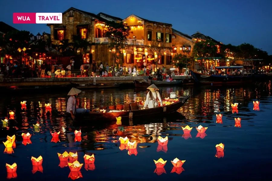 Floating lanterns in Hoi An – sparkling lights on the poetic Hoai River