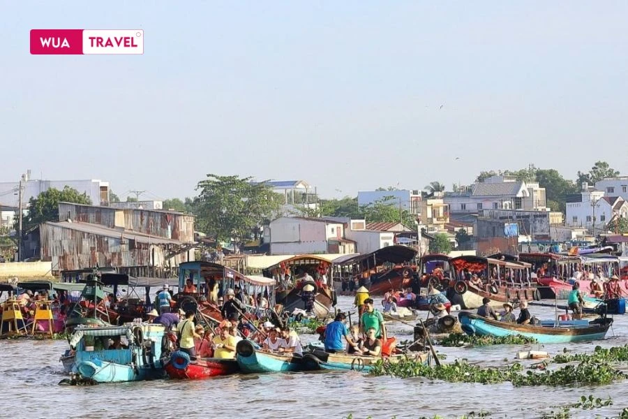 Bustling Cai Rang Floating Market – a vibrant glimpse into Can Tho’s river culture at dawn.