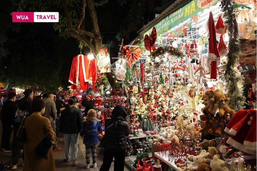 hanoi-old-quarter-christmas-market – The Old Quarter sparkles with festive Christmas charm.