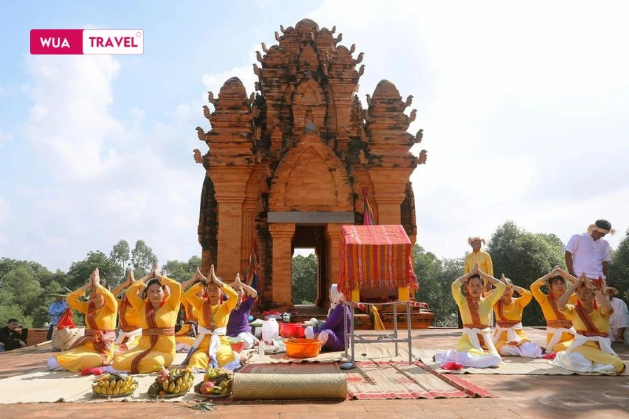 Katê Festival – vibrant Cham colors, sacred drums, and graceful ancestral dances.