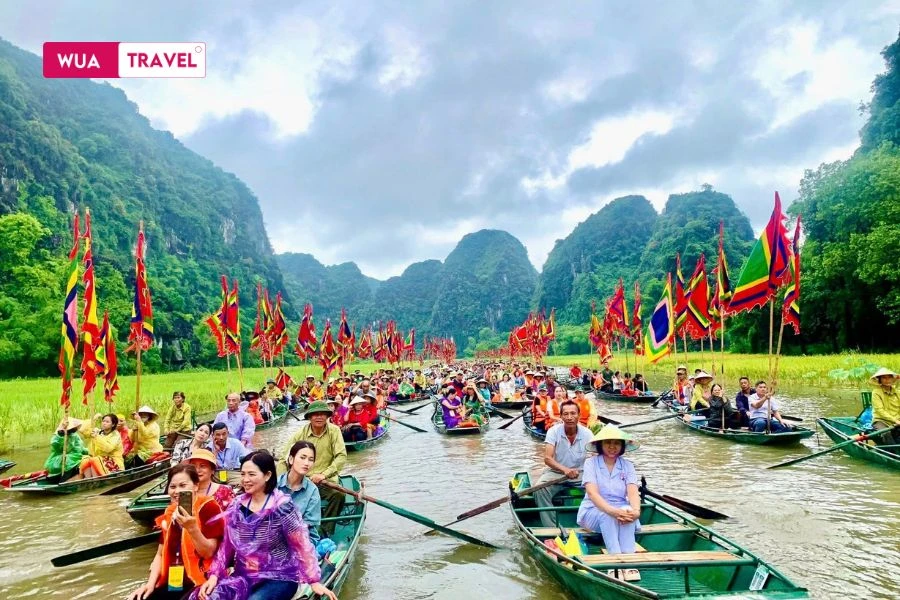 Rowing a boat in Tam Coc in October – savoring the gentle autumn amidst serene waters.